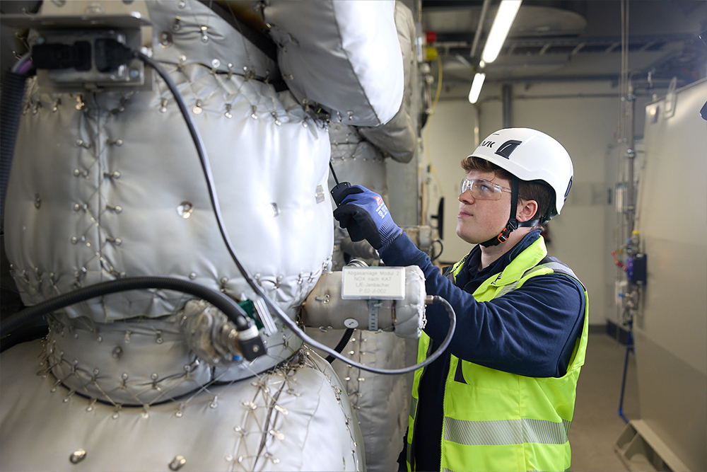 Arbeiter vor einer Anlage