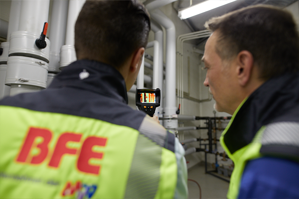 zwei BFE-Mitarbeiter messen
