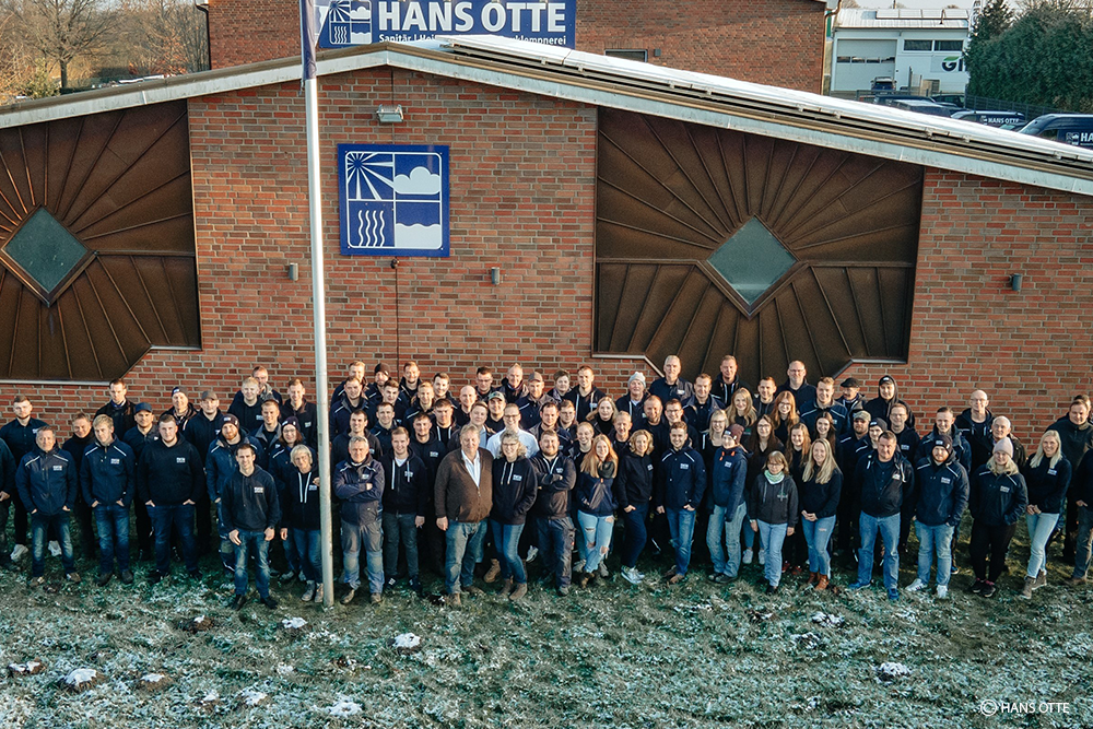Teamfoto der Firma Hans Otte vor einem Gebäude