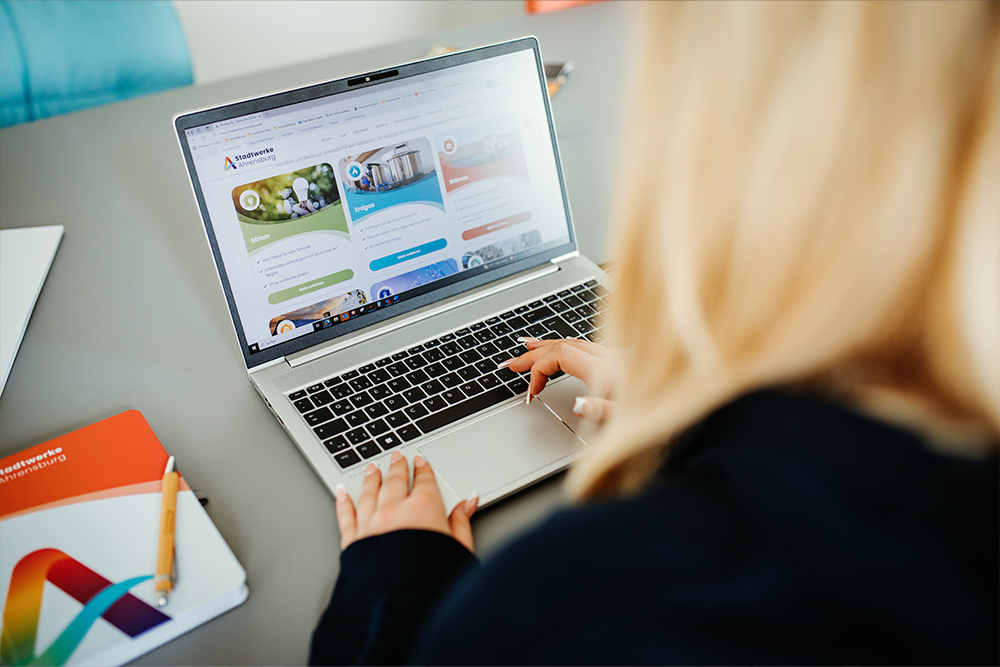 Mitarbeiterin der Stadtwerke Ahrensburg tippt auf dem Laptop