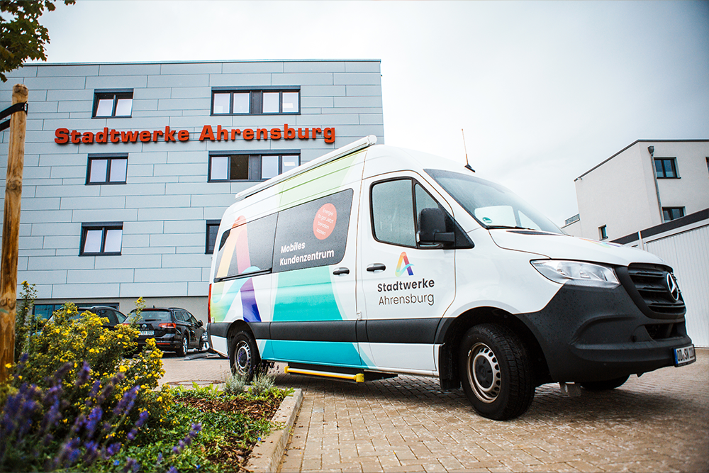Unternehmensauto der Stadtwerke Ahrensburg steht vor dem Firmengebäude