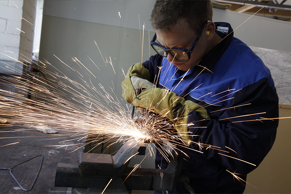 Mitarbeiter der Stadtwerke Wedel schweißt